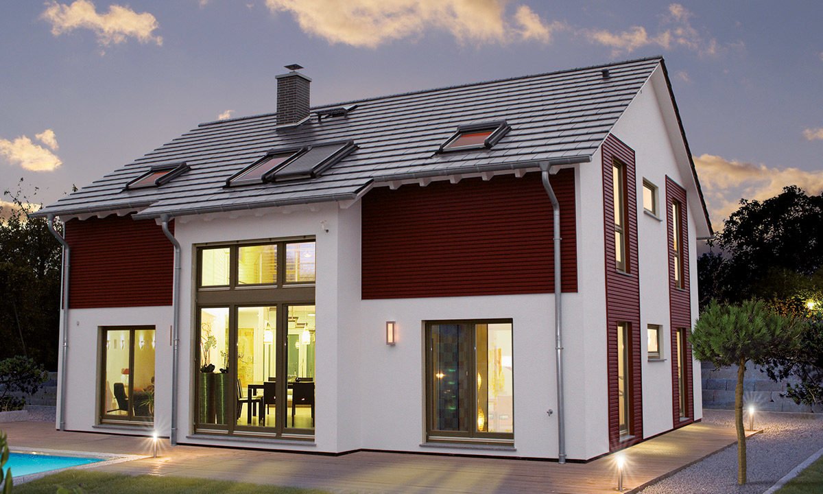 Musterhaus Erlangen - Ein Haus mit Bäumen im Hintergrund - Satteldach