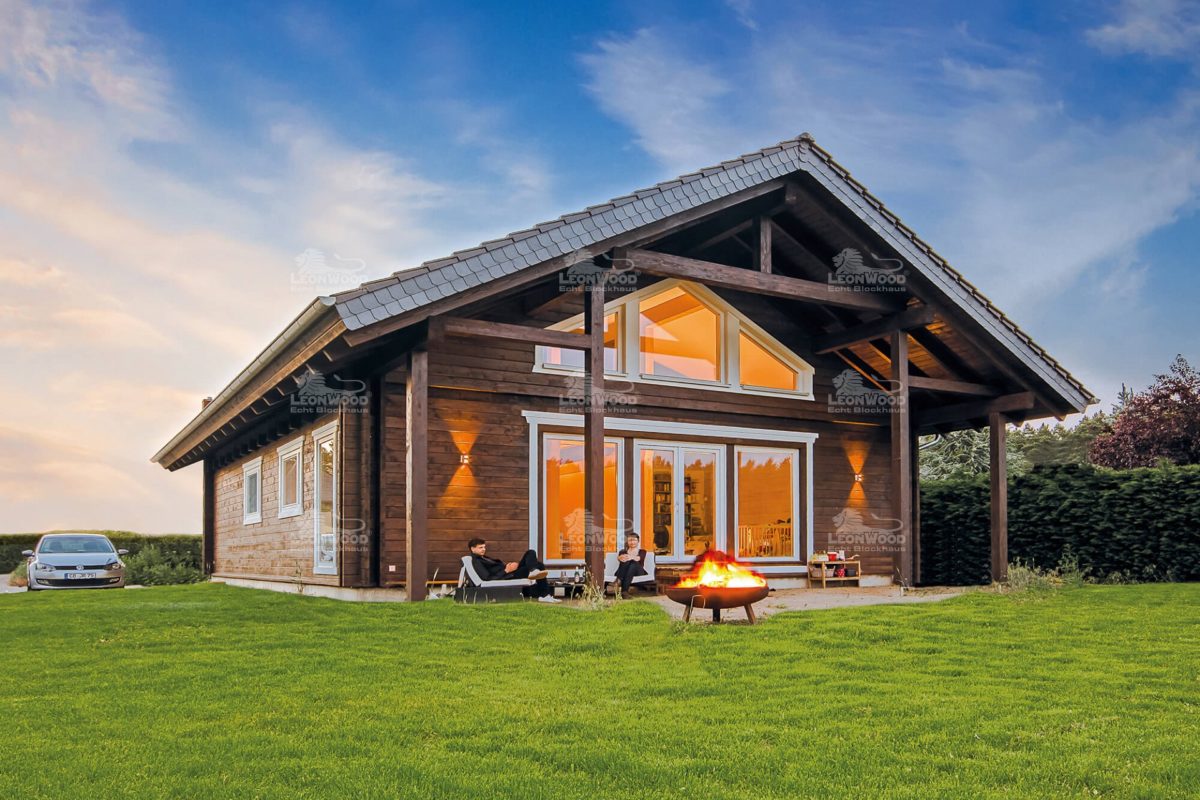 Blockhaus Espoo - Ein großes Backsteingebäude mit Gras vor einem Haus - Holzhaus