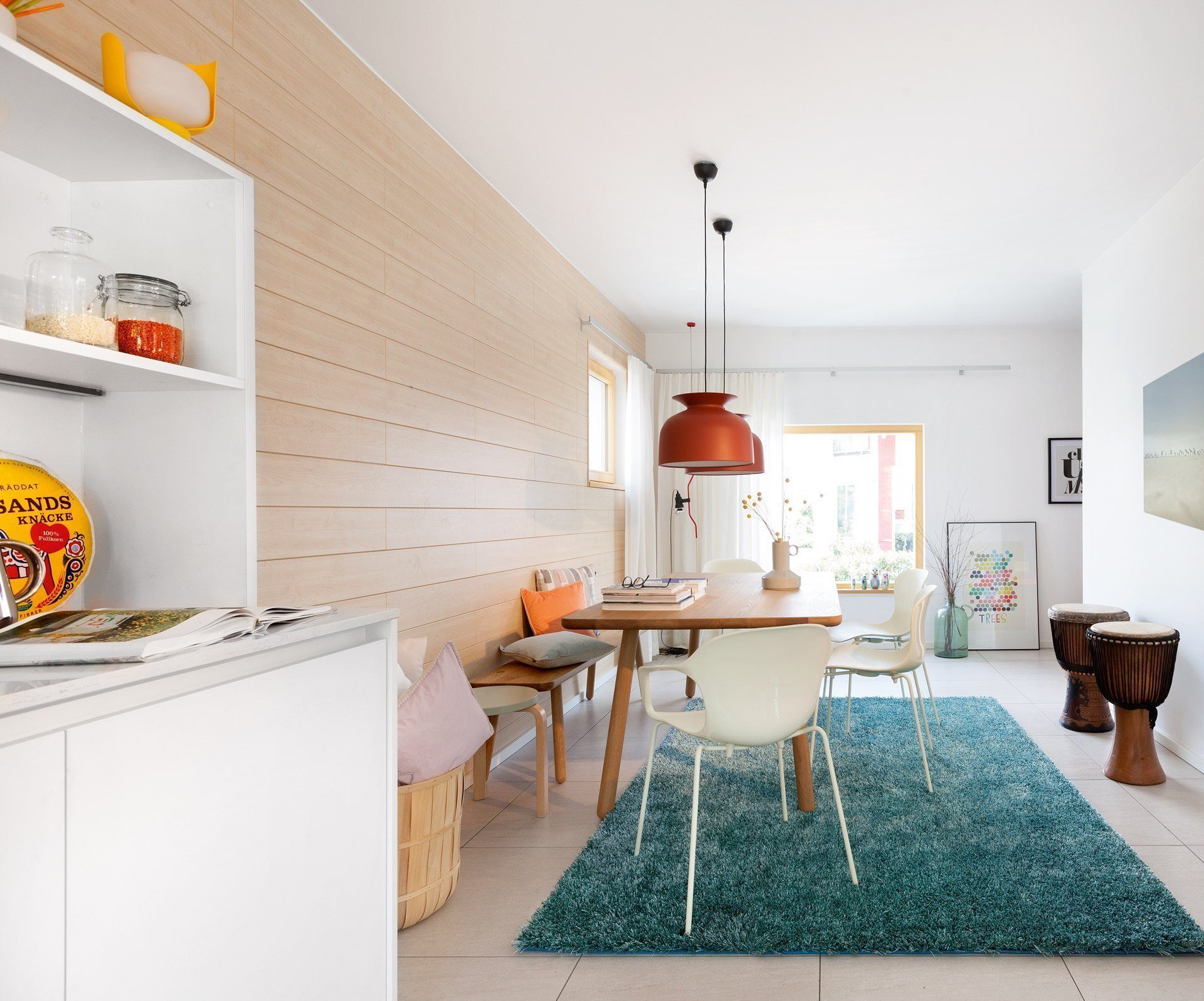 Musterhaus Mono - Ein Wohnzimmer mit Möbeln und einem Kühlschrank - SchworerHaus KG