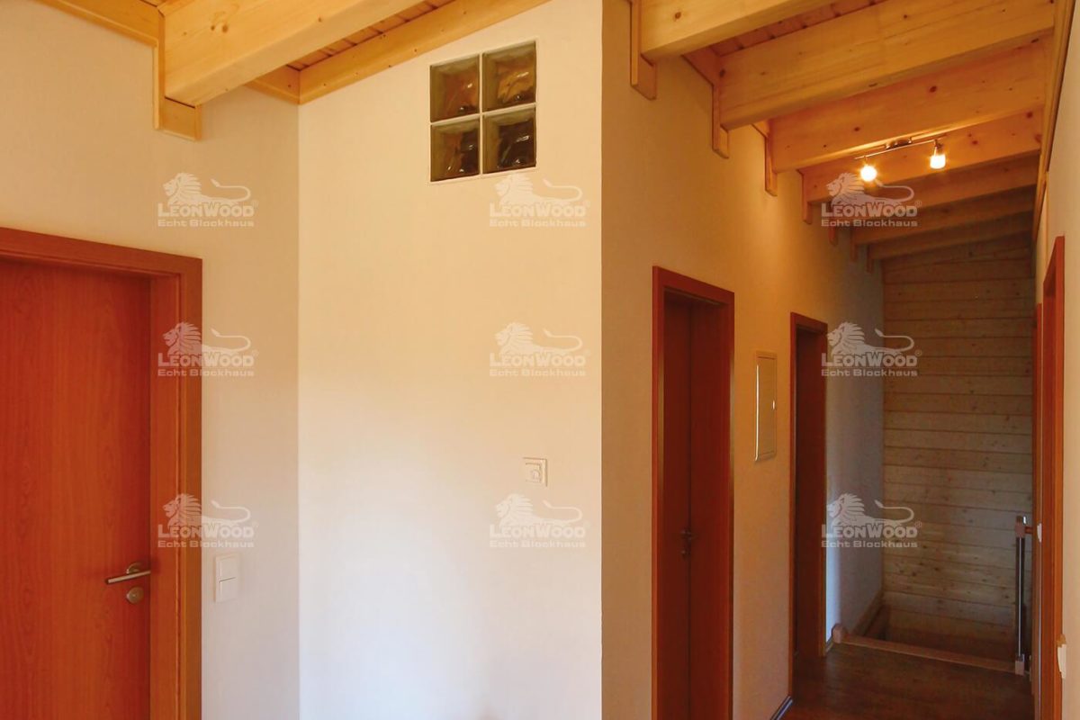 Villa Siena - Ein Wohnzimmer mit Holzboden - Holzhaus