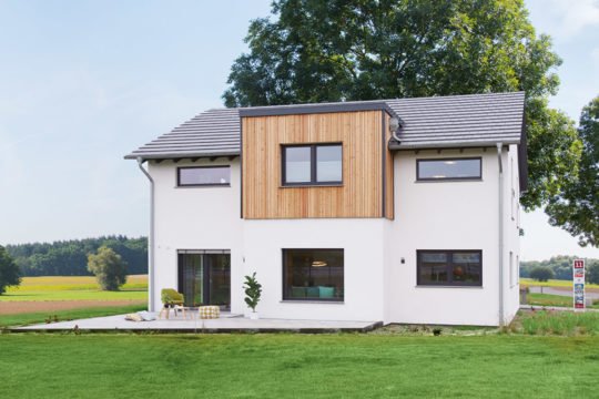 Musterhaus Günzburg - Eine große Wiese vor einem Haus - Haus