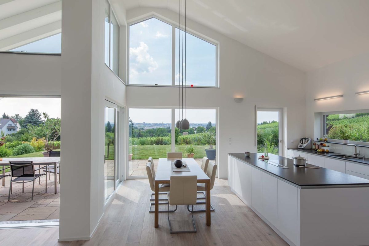 Haus Augenthaler - Ein Raum voller Möbel und ein großes Fenster - Interior Design Services