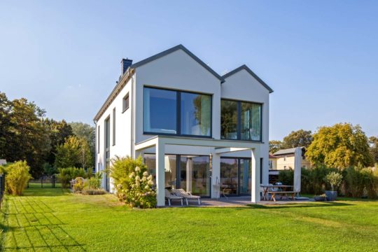 Haus Hildebrand - Ein Haus mit Bäumen im Hintergrund - Haus