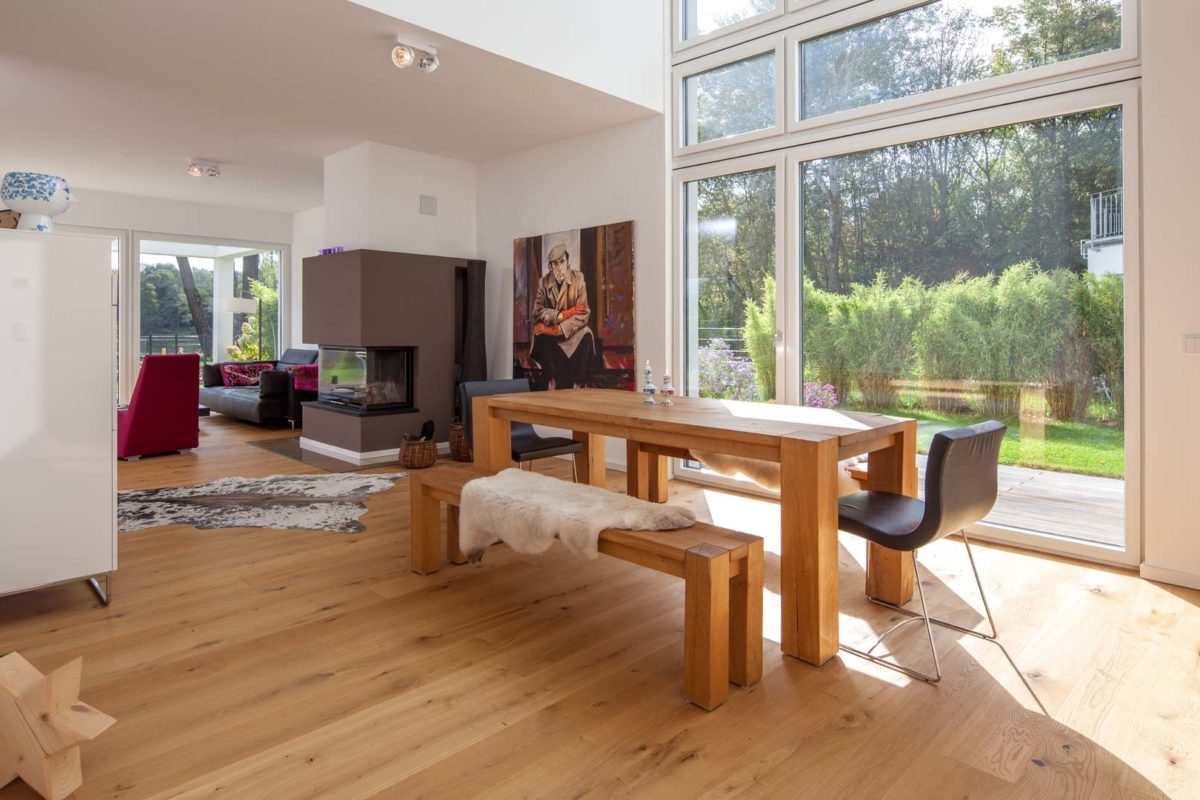 Haus Hildebrand - Ein Wohnzimmer mit Möbeln und einem großen Fenster - Haus