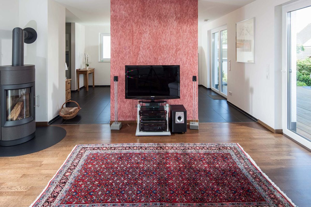Haus Ihle - Ein Wohnzimmer mit Möbeln und einem roten Teppich - Haus