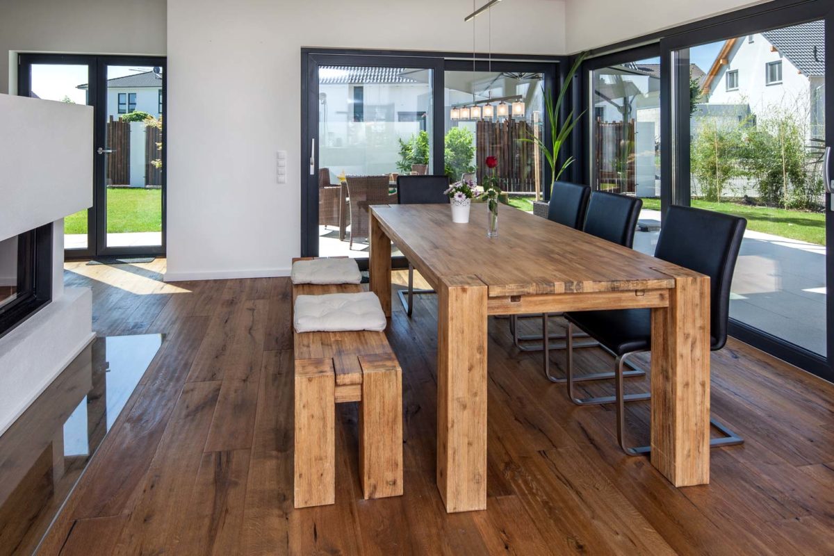 Haus Illner - Ein Wohnzimmer mit einem Holztisch - Haus
