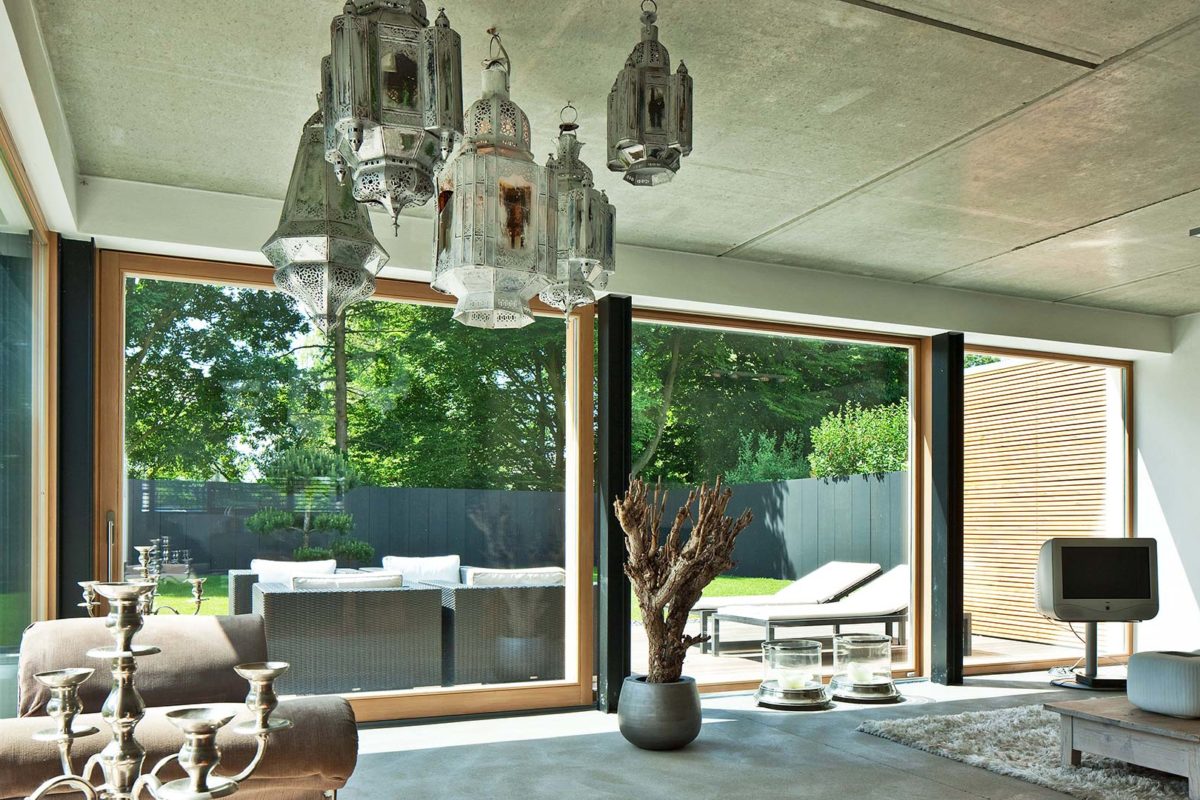 Haus Immel - Ein Wohnzimmer mit Möbeln und einem großen Fenster - Interior Design Services