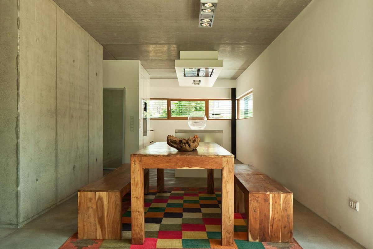 Haus Immel - Ein Holztisch - Tabelle