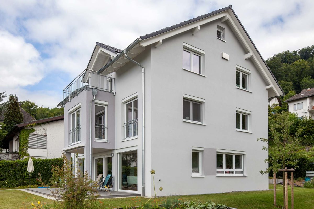 Haus Isermann - Ein großes Backsteingebäude mit Gras vor einem Haus - Haus