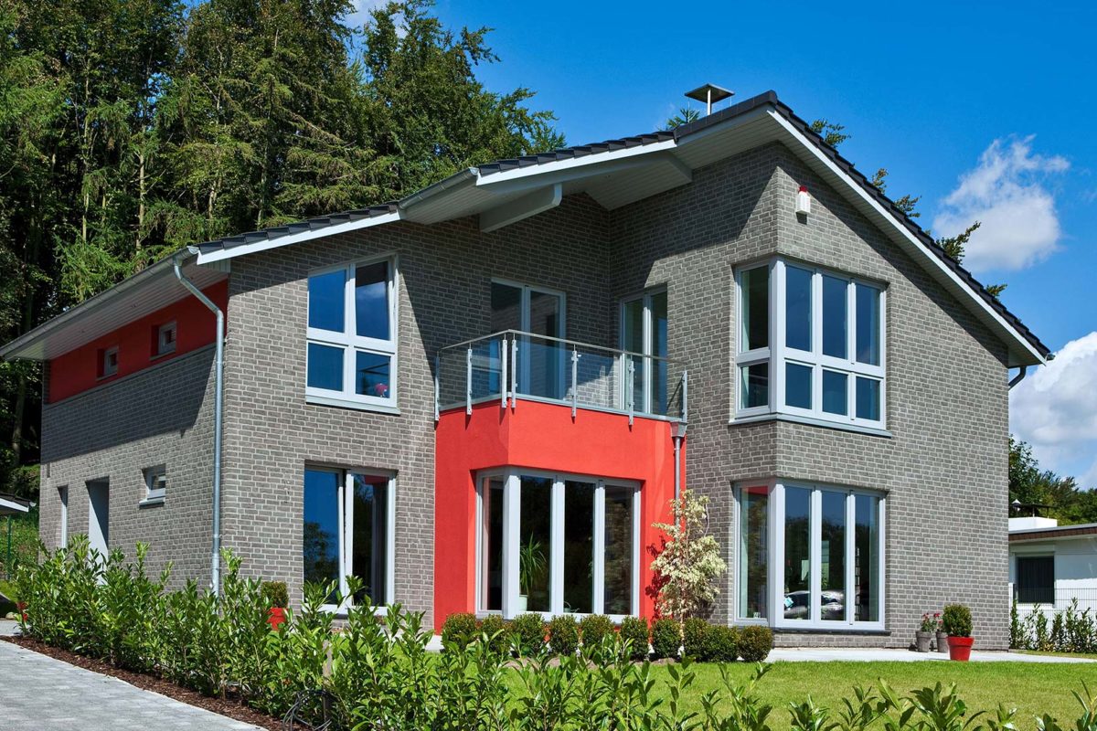 Haus Nelsen - Ein großes Backsteingebäude mit Gras vor einem Haus - Haus