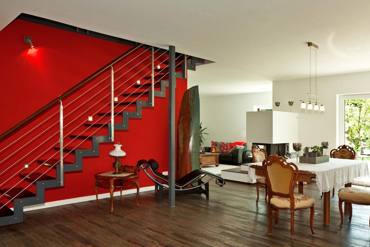 Haus Nelsen - Ein Wohnzimmer mit Möbeln und einem roten Stuhl - Interior Design Services