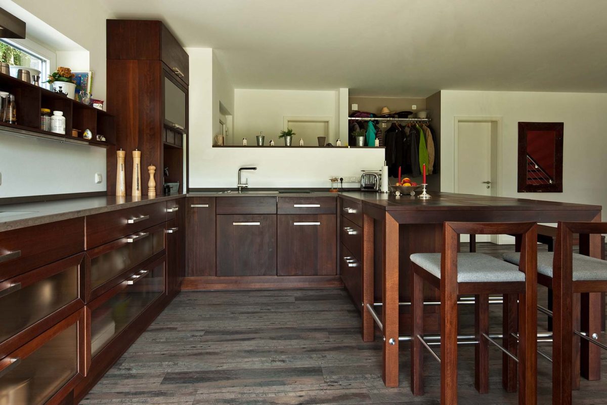 Haus Nelsen - Ein Raum voller Möbel und Fernseher - Klassische Küche