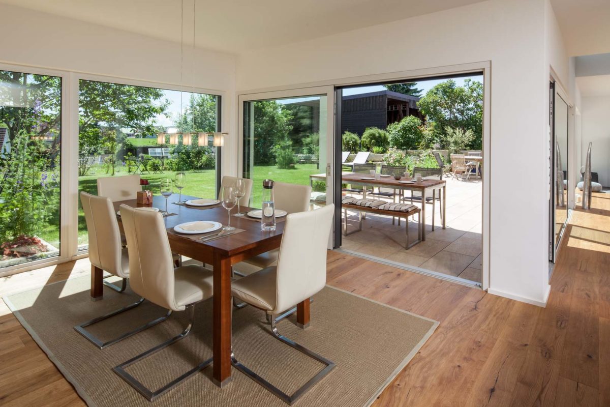 Haus Nolte - Ein Wohnzimmer mit Möbeln und einem großen Fenster - Haus