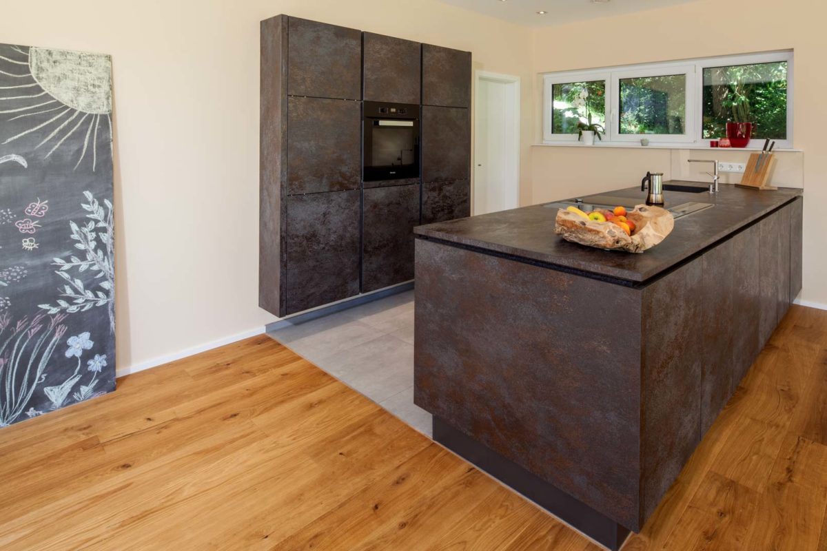 Haus Nolte - Eine Küche mit Holzschränken und Holzboden - Haus