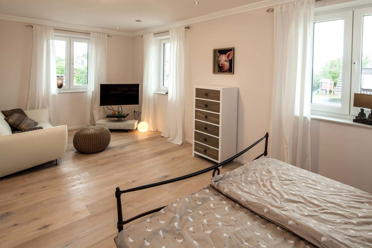 Haus Pohl - Ein Schlafzimmer mit einem Bett in einem Raum - Schlafzimmer