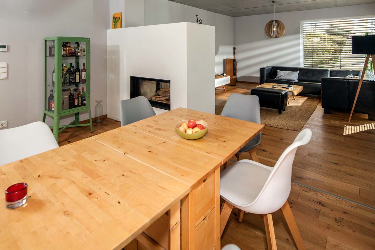 Haus Poschmann - Eine Küche mit einem Tisch in einem Raum - Haus