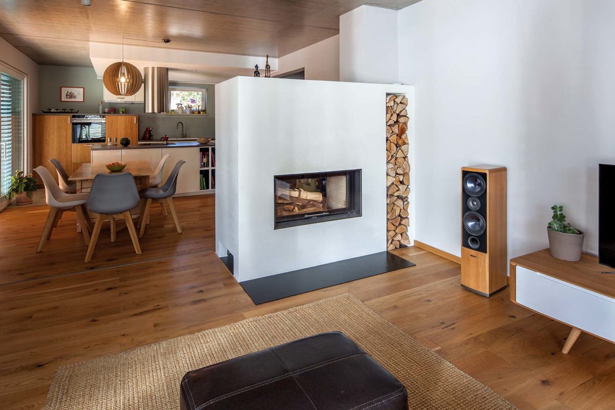 Haus Poschmann - Ein Wohnzimmer mit Möbeln und einem Kamin - Haus