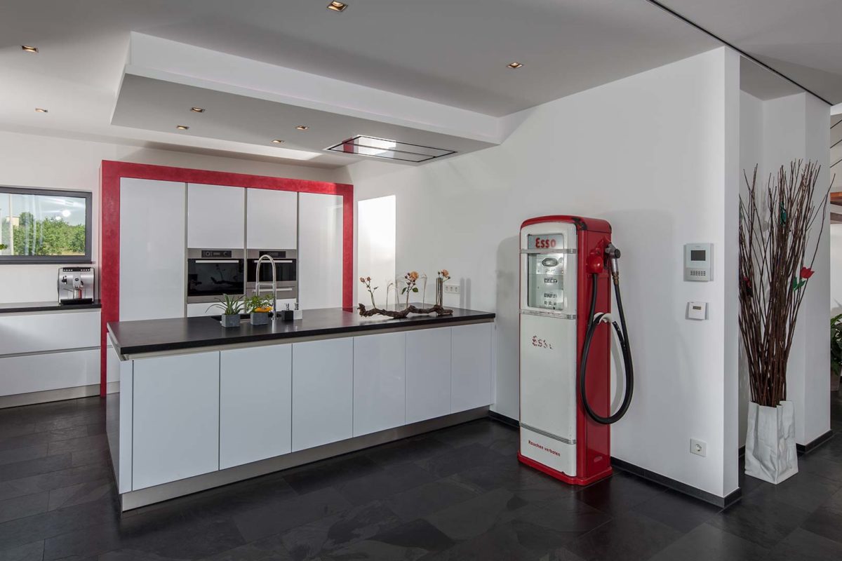 Haus Rademacher - Ein weißer Kühlschrank mit Gefrierfach sitzt in einer Küche - Interior Design Services