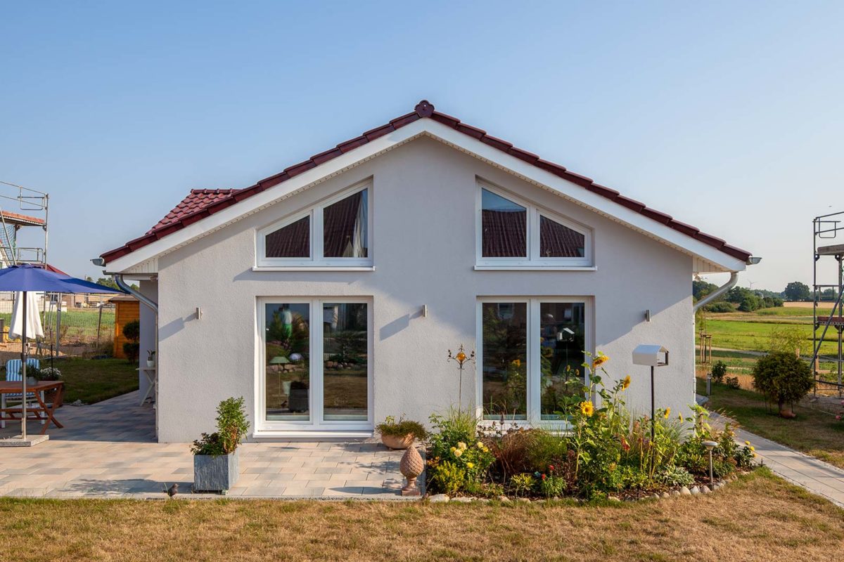 Haus Rahn - Eine große Wiese vor einem Haus - Haus