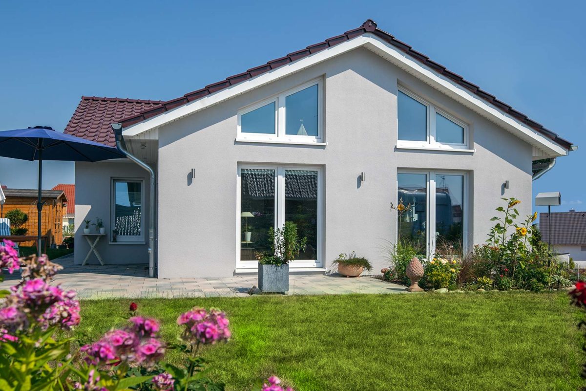 Haus Rahn - Eine Nahaufnahme von einem Blumengarten vor einem Haus - Haus