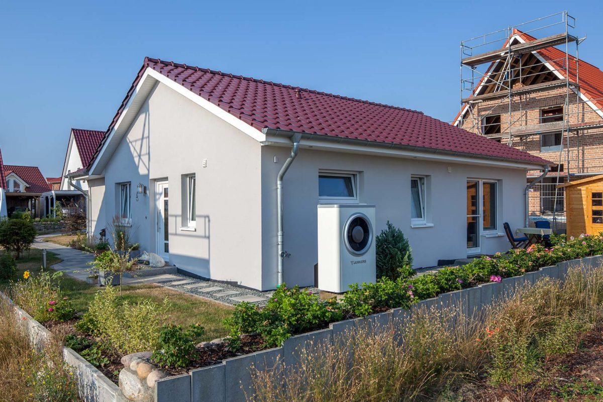 Haus Rahn - Ein kleines haus im hintergrund - Villa