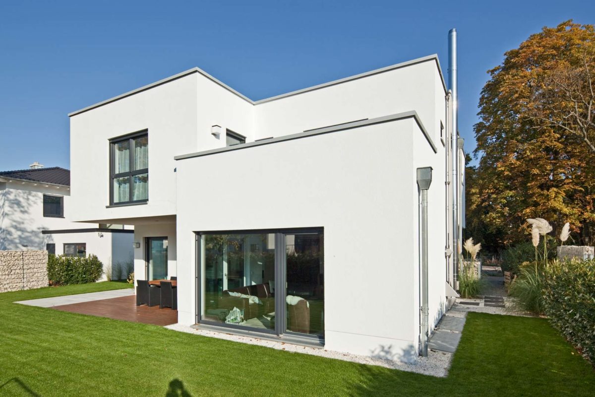 Haus Schönborn - Ein großes Backsteingebäude mit Gras vor einem Haus - Haus