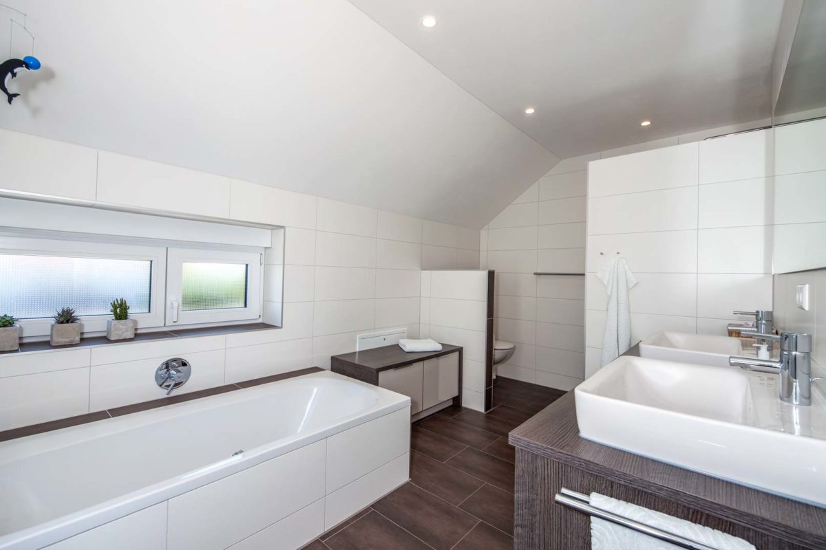 Haus Thoms - Eine küche mit waschbecken und spiegel - Interior Design Services