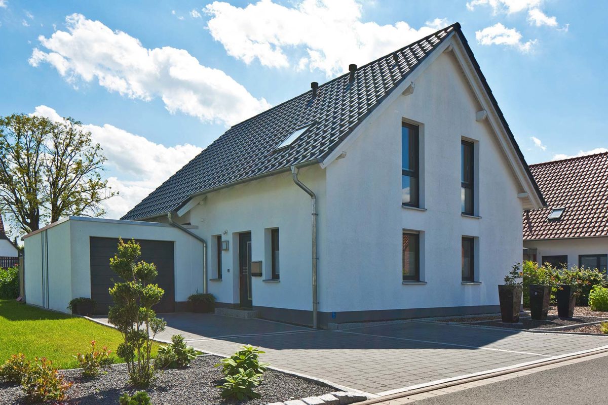 Haus Verhoeven - Ein Haus mit Bäumen im Hintergrund - Haus