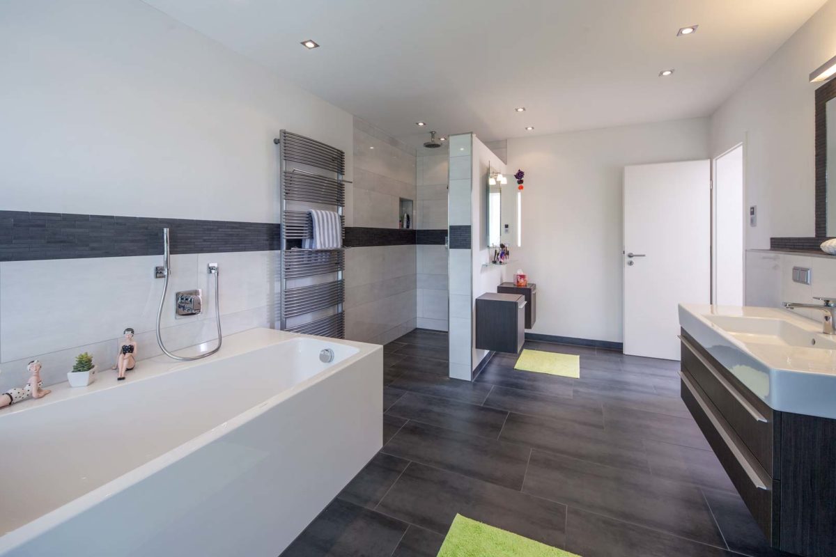 Haus Volkmann - Eine küche mit waschbecken und spiegel - Interior Design Services