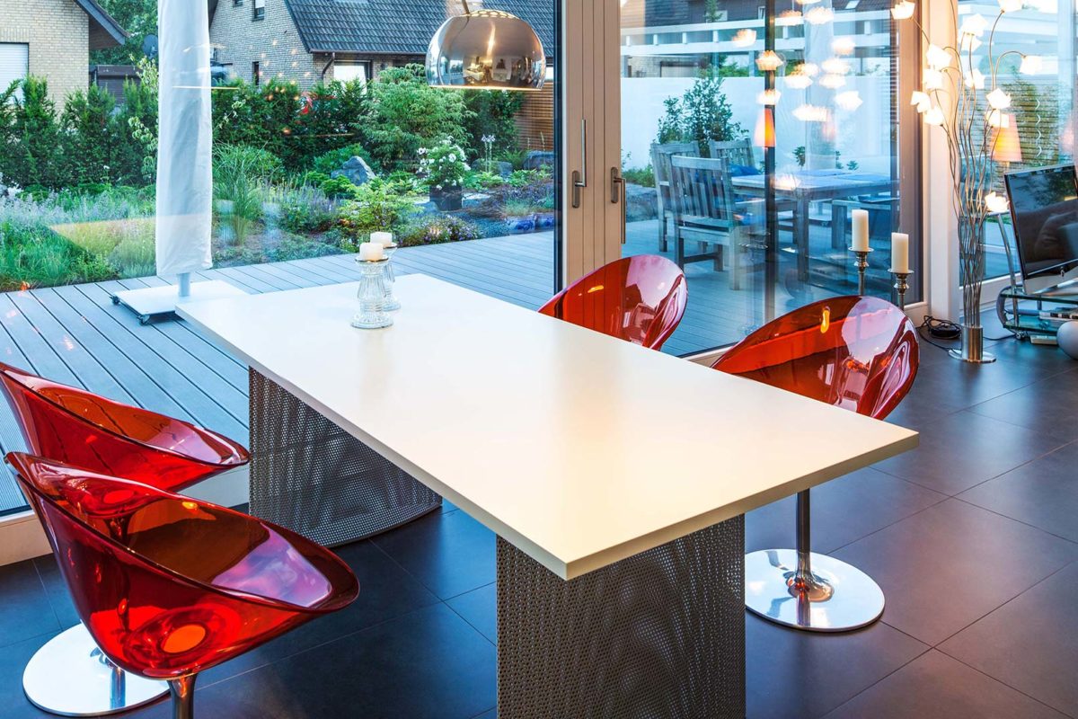 Haus Zacher - Ein Esstisch vor einem Fenster - Interior Design Services