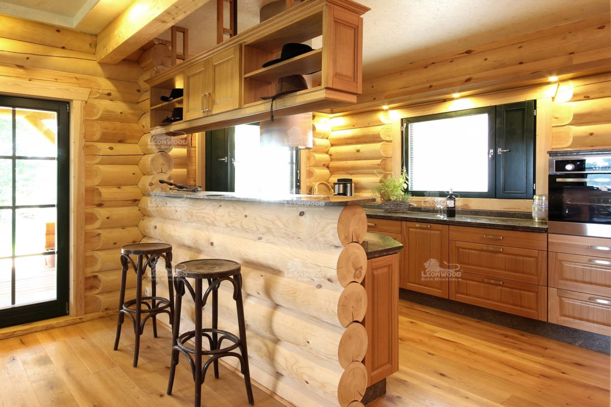 Haus Elch - Eine Küche mit Holzboden in einem Raum - Blockhaus