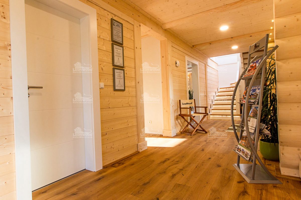Musterhaus Mikado - Ein Zimmer mit Holzboden - Holzhaus