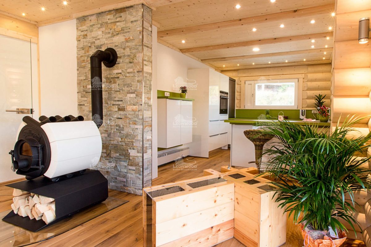 Musterhaus Mikado - Ein Wohnzimmer mit Möbeln und einem großen Fenster - Holzhaus