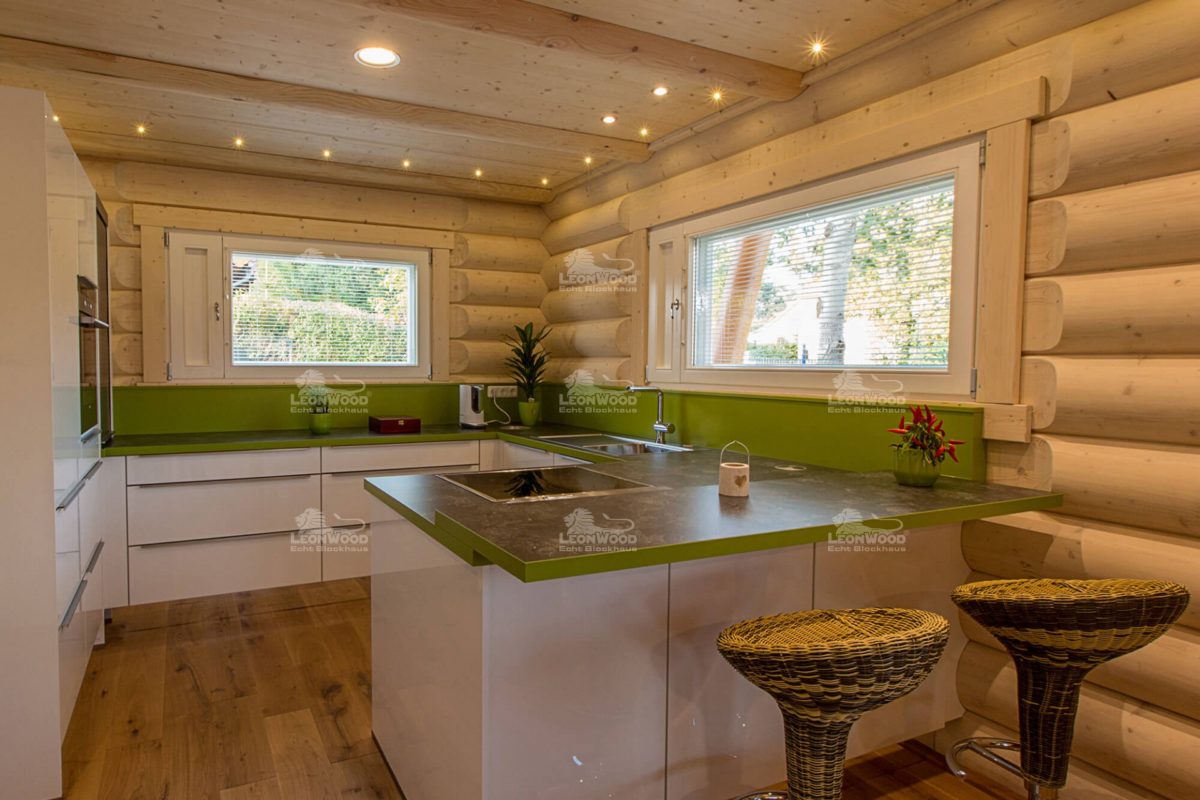 Musterhaus Mikado - Eine Küche mit einem großen Fenster - LéonWood Holz-Blockhaus GmbH