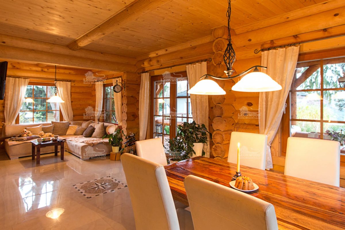 Haus Elch - Ein Wohnzimmer mit Möbeln und einem großen Fenster - Holzhaus