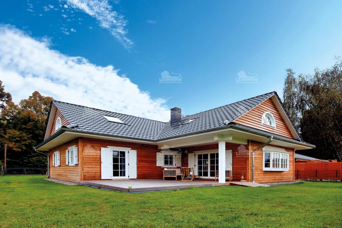 Haus Canada - Ein großes Backsteingebäude mit Gras vor einem Haus - Holzhaus