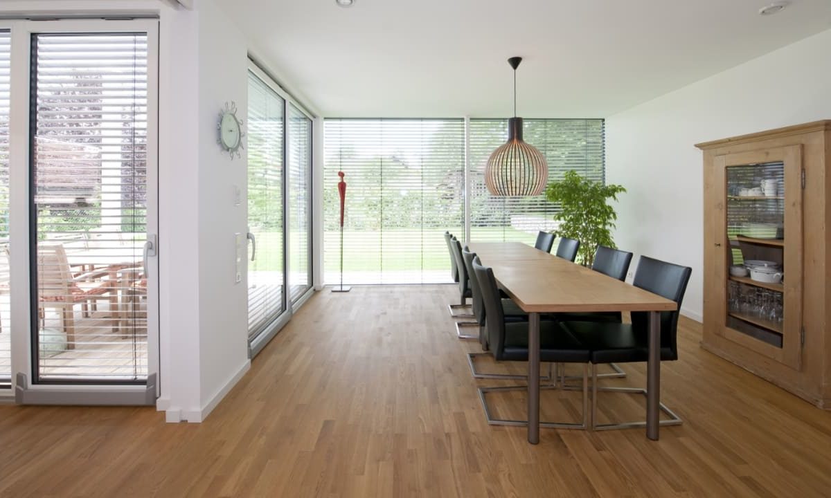 Kundenhaus in Unterfranken - Ein Wohnzimmer mit Möbeln und einem großen Fenster - Interior Design Services