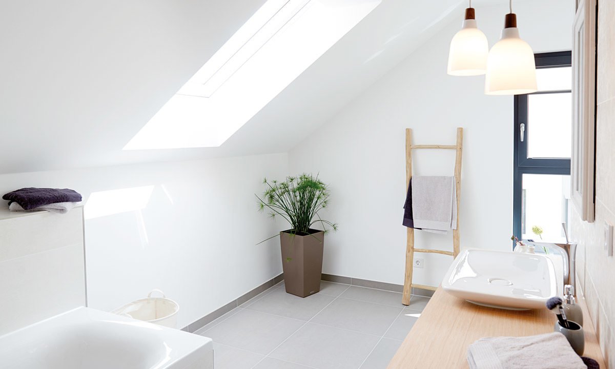 Musterhaus Koblenz - Ein zimmer mit waschbecken und fenster - Interior Design Services