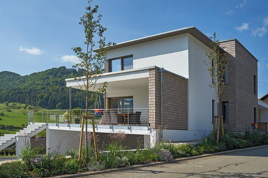 Kornfeld - Ein großes Backsteingebäude mit Gras vor einem Haus - Haus