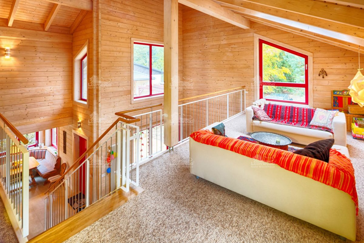 Blockhaus Falcon Grey - Ein Wohnzimmer mit Möbeln und einem großen Fenster - Holzhaus