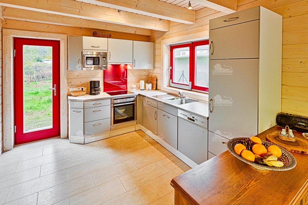 Blockhaus Falcon Grey - Eine Küche mit einem Esstisch - Küche