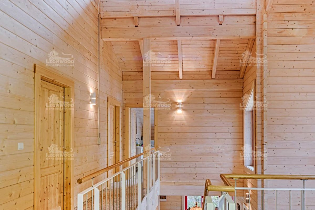 Blockhaus Falcon Grey - Ein Holzstuhl in einem Raum - Blockhaus