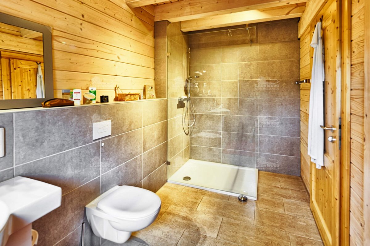 Blockhaus Falcon Grey - Eine Nahaufnahme von einem Waschbecken in einem kleinen Raum - Holzhaus