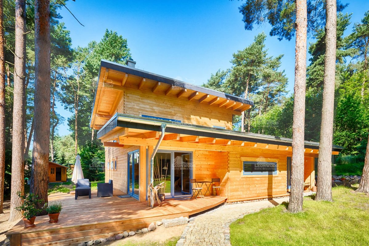 Blockhaus Kalevala - Eine große Wiese vor einem Haus - LéonWood Holz-Blockhaus GmbH