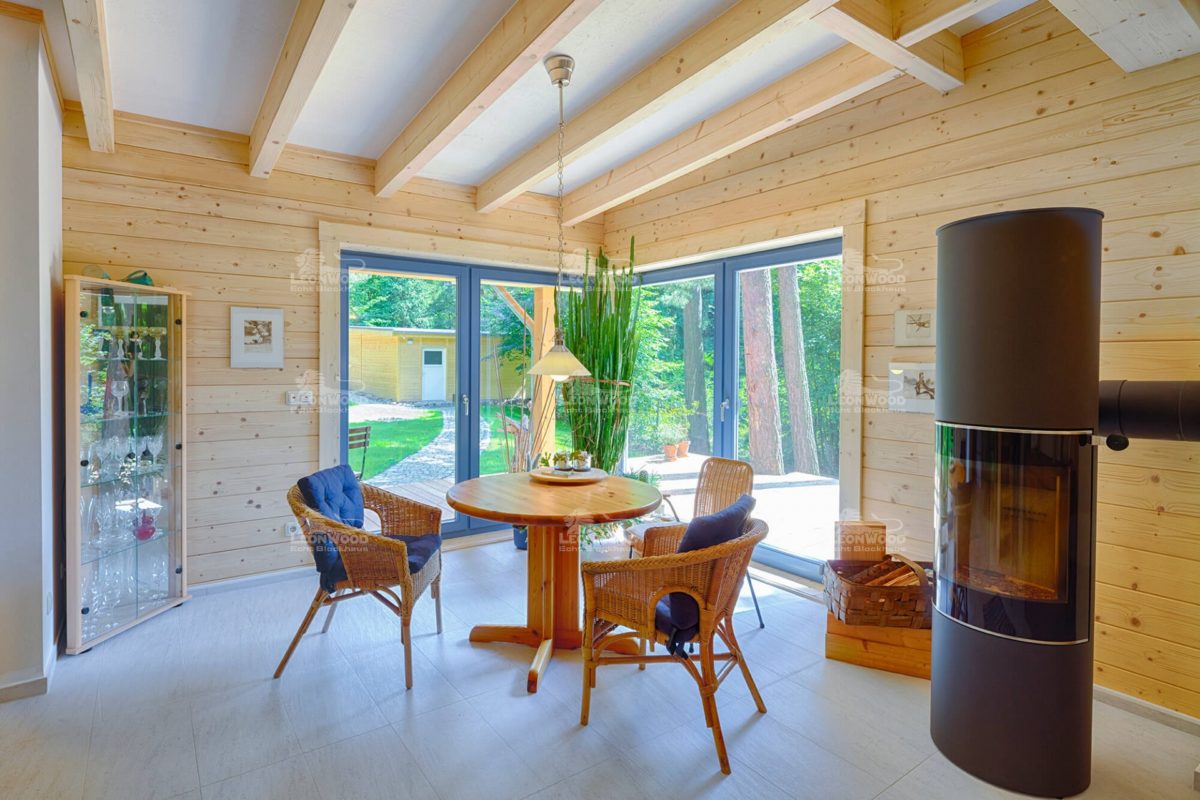 Blockhaus Kalevala - Ein Raum voller Möbel und ein großes Fenster - LéonWood Holz-Blockhaus GmbH