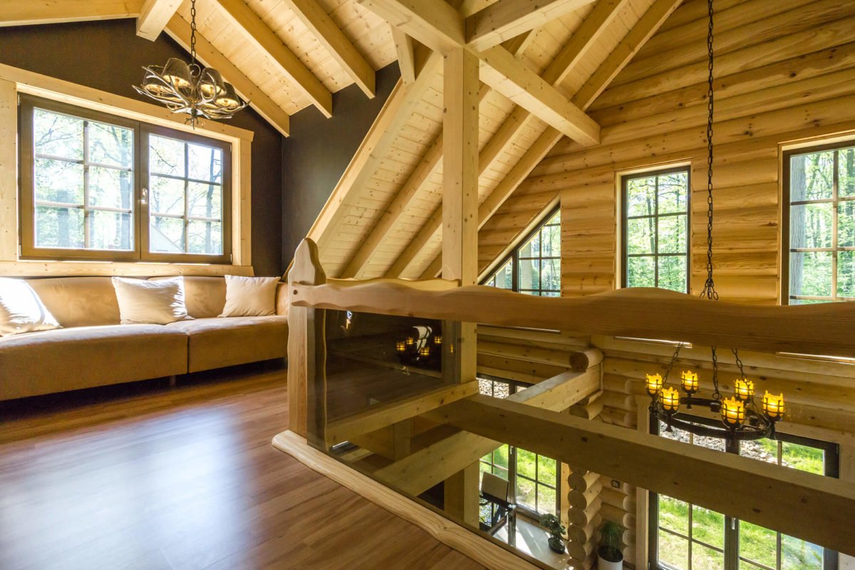 Nordwind - Ein Raum voller Möbel und ein großes Fenster - Holzhaus