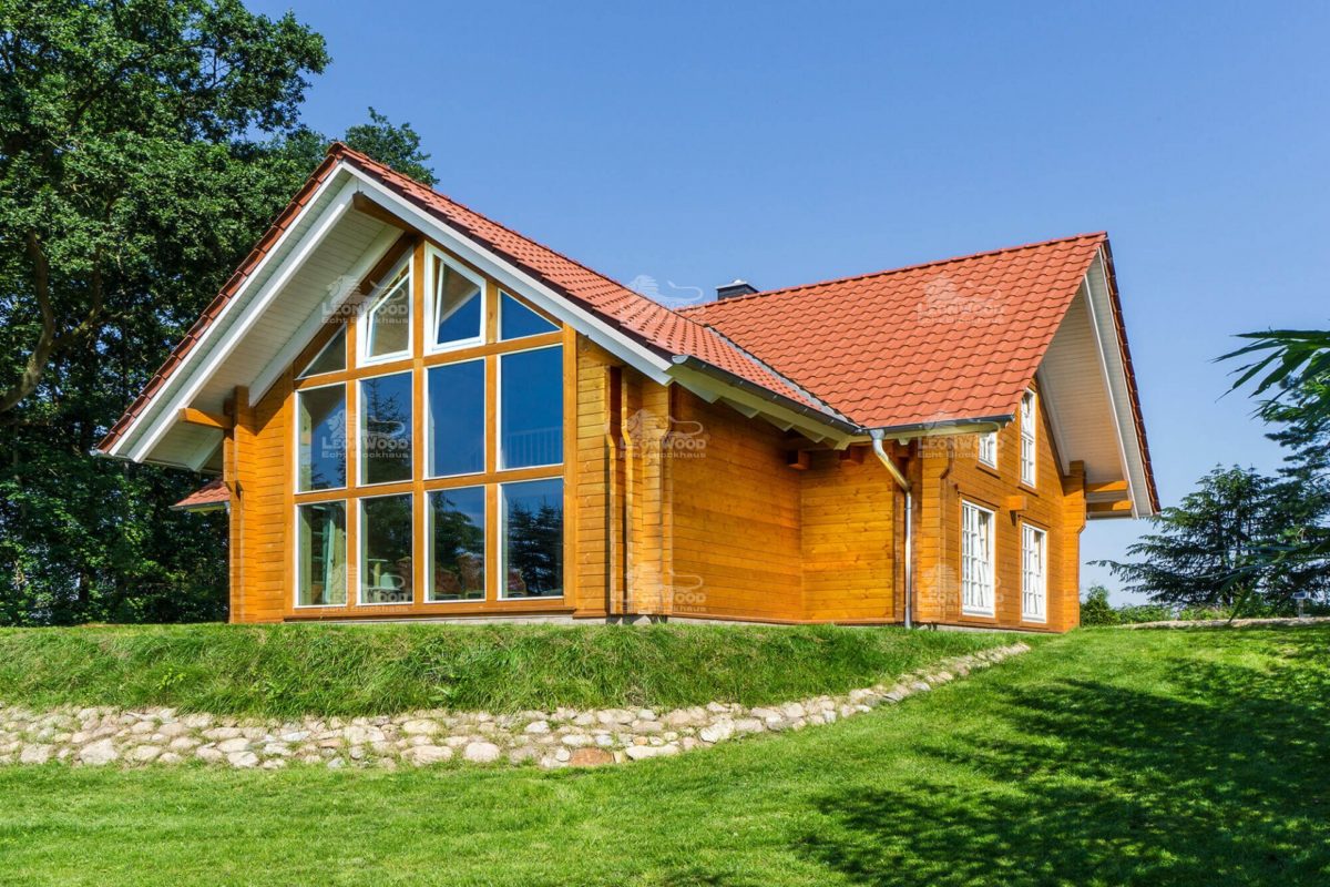 Haus Ontario - Eine große Wiese vor einem Haus - Blockhaus