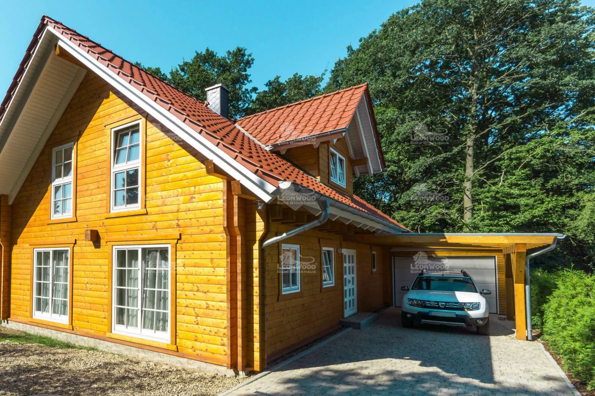 Haus Ontario - Ein Haus, das an der Seite eines Gebäudes geparkt ist - LéonWood Holz-Blockhaus GmbH
