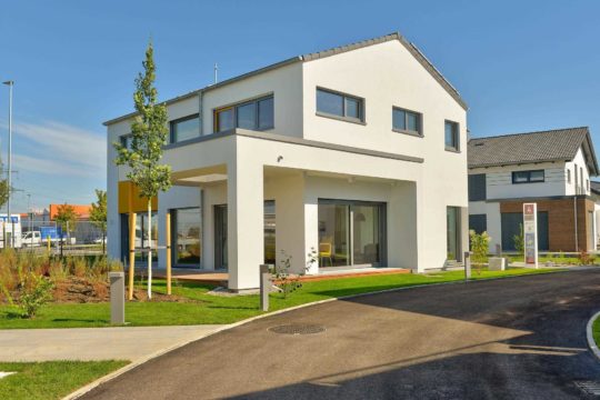 Musterhaus Vitalis - Eine Person, die vor einem Haus steht - Büdenbender Hausbau GmbH