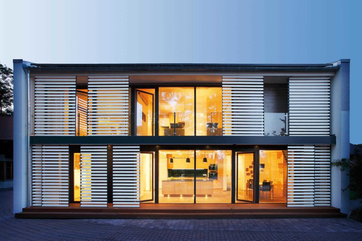Functionality - Ein Gebäude mit einer Uhr auf der Vorderseite eines Fensters - Haus